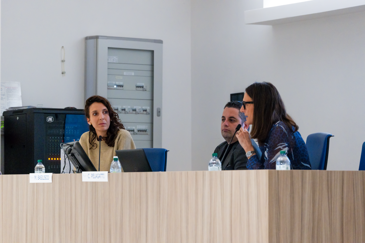 Rappresentanti Gruppo Xera al microfono durante il workshop 'Impresa in Accademia' del 25 marzo 2024, Università 'G. d'Annunzio' Chieti - Pescara.