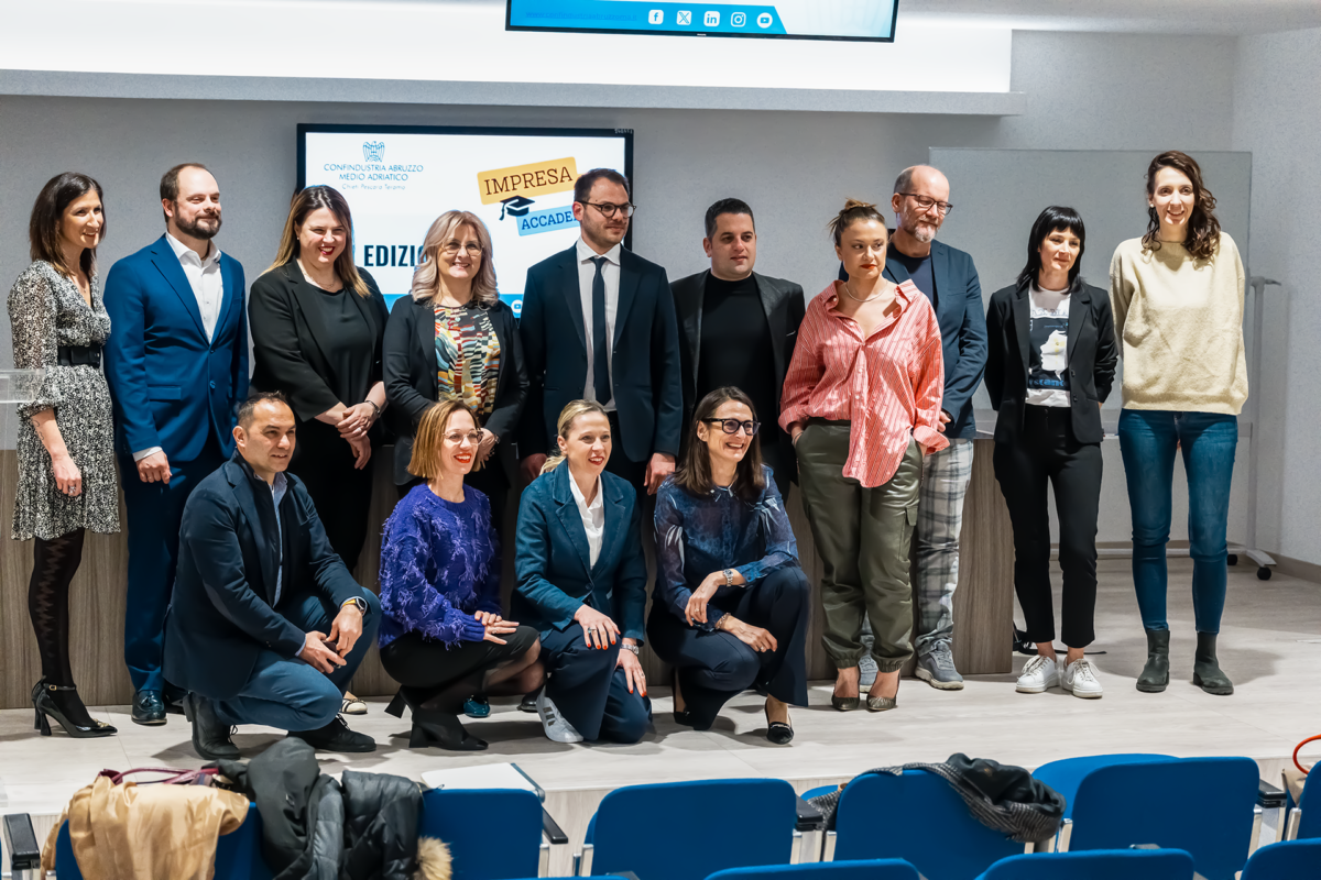 Gruppo di rappresentanti, inclusa una rappresentante Gruppo Xera, posano per una foto nell'aula 31 del polo didattico dell'Università "G. d'Annunzio" di Chieti-Pescara durante il workshop di "Impresa in Accademia".