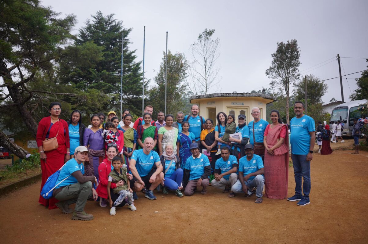 Foto di gruppo con gli insegnanti di una scuola dello Sri Lanka e i rappresentanti dell'organizzazione no-profit Take Me Back, durante l'iniziativa di solidarietà in Sri Lanka supportata dal Gruppo Xera.