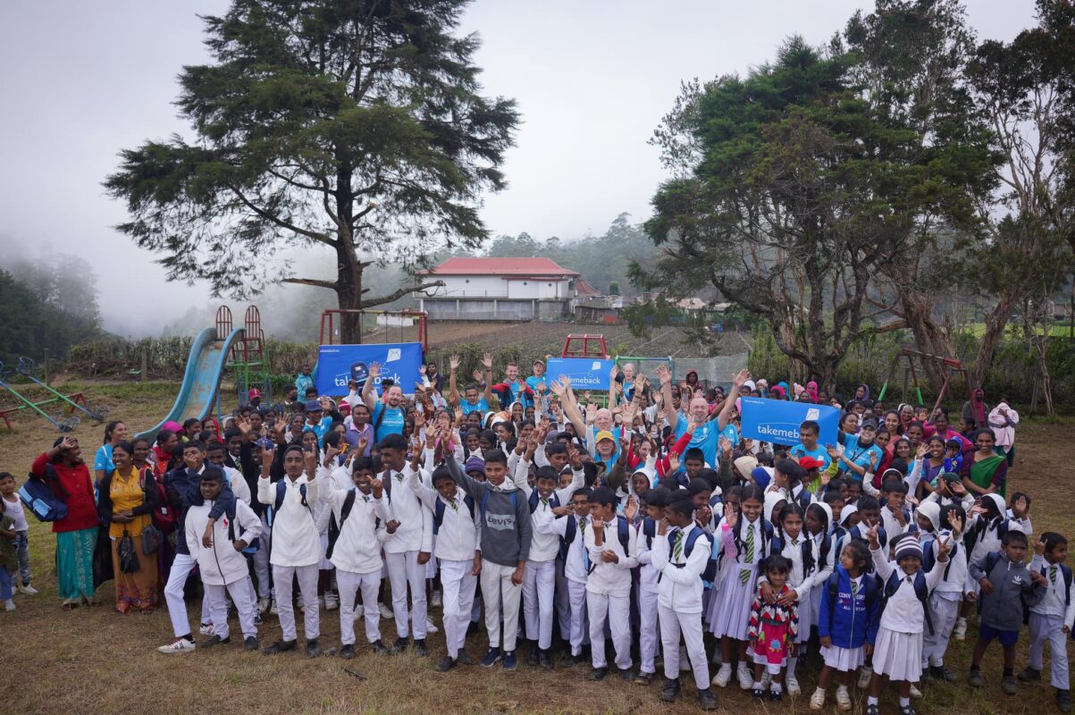 Foto di gruppo con i bambini di una scuola dello Sri Lanka e i rappresentanti dell'organizzazione no-profit Take Me Back, durante l'iniziativa di solidarietà in Sri Lanka supportata dal Gruppo Xera.