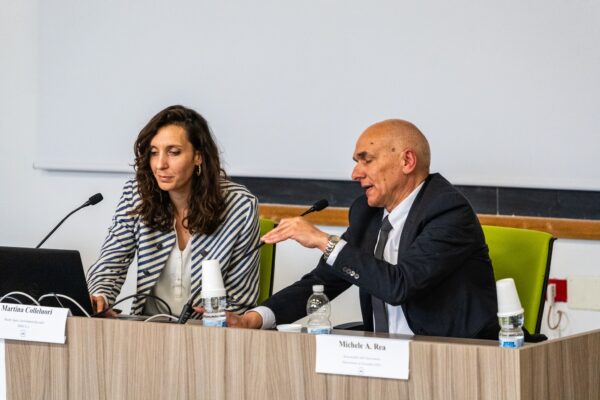 Martina Colleluori, Export Manager di Gruppo Xera, e Prof. Michele Rea, responsabile dell'Osservatorio, presiedono all'evento di presentazione di ORSA - Osservatorio sulla Rendicontazione di Sostenibilità delle Aziende Abruzzesi all'università "G. D'Annunzio" di Pescara.