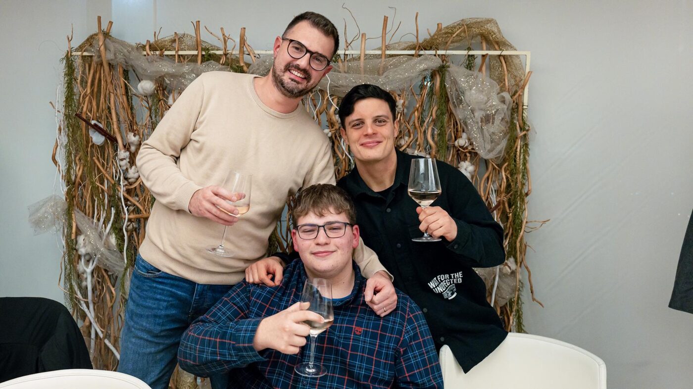Antonio, Emanuele e Samuele brindano alla serata bellissima organizzata dal Gruppo Xera