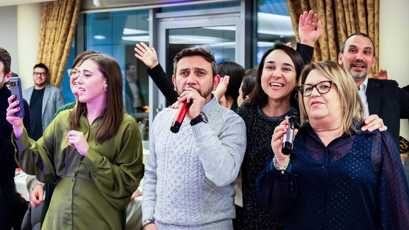 Allegria e karaoke. Cena aziendale 2024