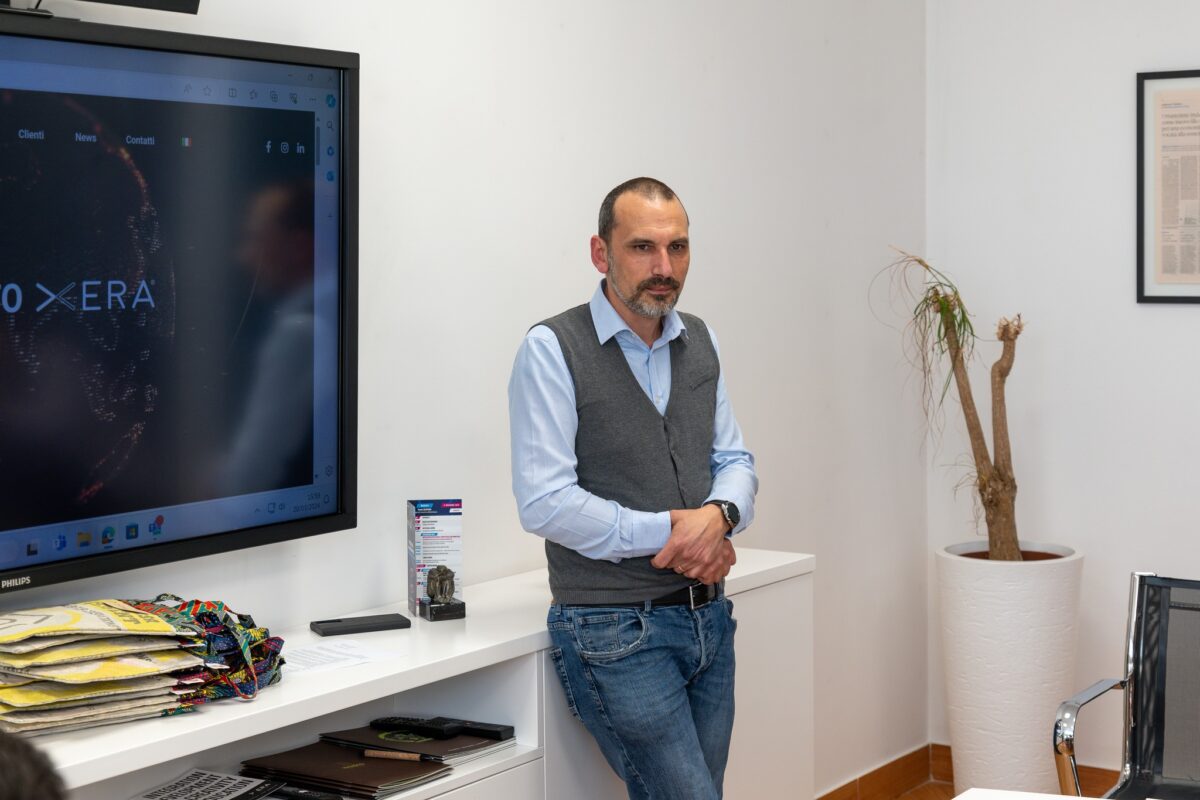 Manuel Franz (CTO Gruppo Xera) durante una presentazione aziendale a un gruppo di studenti dell'ITS Academy Sistema Meccanica e Informatica di Lanciano presso la sede di Gruppo Xera.