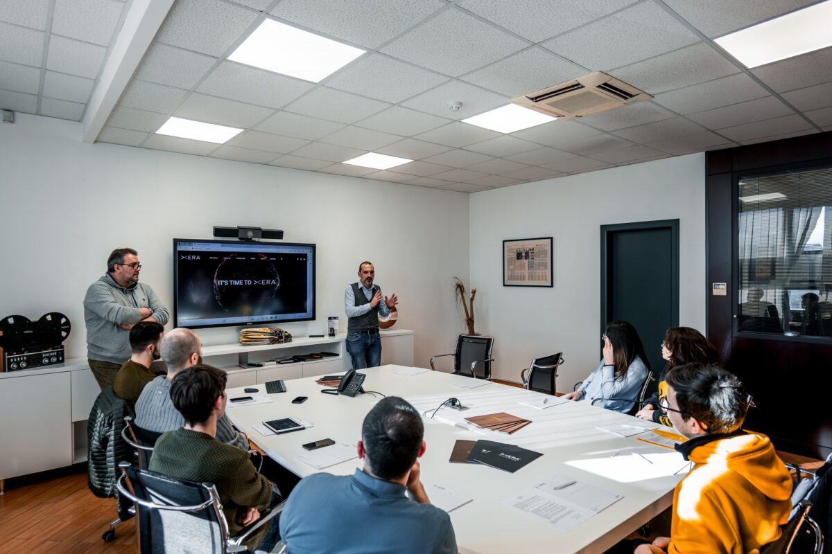 Manuel Franz (CTO Gruppo Xera) e Donato Colleluori (CEO Gruppo Xera) durante una presentazione aziendale a un gruppo di studenti dell'ITS Academy Sistema Meccanica e Informatica di Lanciano presso la sede di Gruppo Xera.