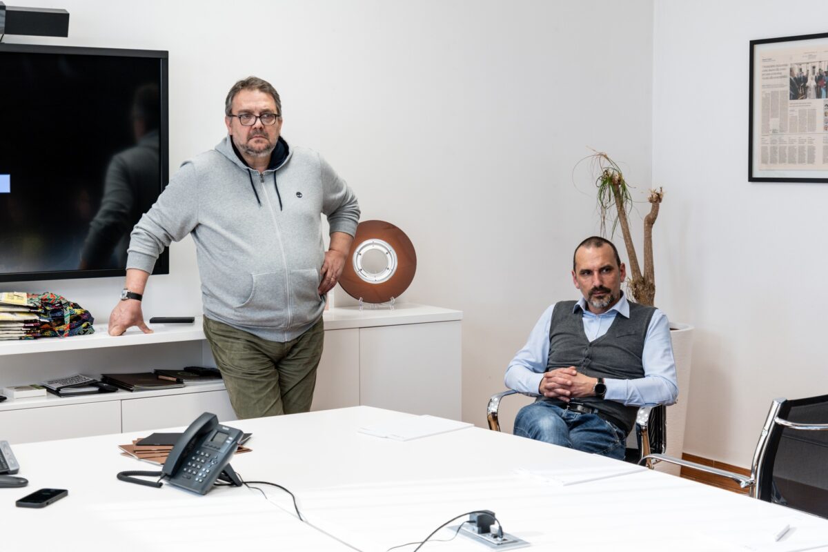 Manuel Franz (CTO Gruppo Xera) e Donato Colleluori (CEO Gruppo Xera) durante una presentazione aziendale a un gruppo di studenti dell'ITS Academy Sistema Meccanica e Informatica di Lanciano presso la sede di Gruppo Xera.