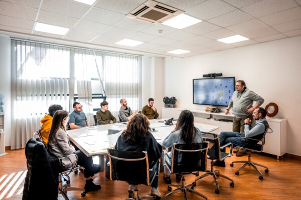 Manuel Franz (CTO Gruppo Xera) e Donato Colleluori (CEO Gruppo Xera) durante una presentazione aziendale a un gruppo di studenti dell'ITS Academy Sistema Meccanica e Informatica di Lanciano presso la sede di Gruppo Xera.