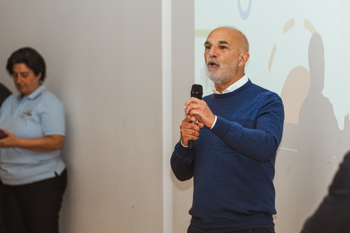 Sindaco di Pescara, Carlo Masci, parla al microfono alla premiazione finale del progetto Erasmus+ AdoptIDee, il 19 aprile 2024 all’Aurum di Pescara