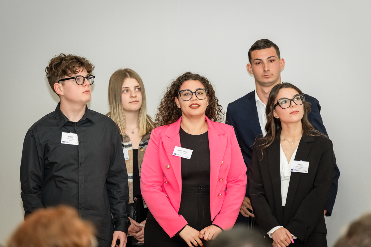 Studenti della scuola superiore "ITSET Filippo Palizzi" di Vasto alla premiazione finale del progetto Erasmus+ AdoptIDee, il 19 aprile 2024 all’Aurum di Pescara