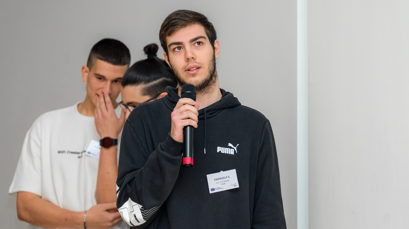 Emanuele, studente dell’IIS L. di Savoia di Chieti, parla al microfono durante la premiazione finale del progetto Erasmus+ AdoptIDee, il 19 aprile 2024 all’Aurum di Pescara