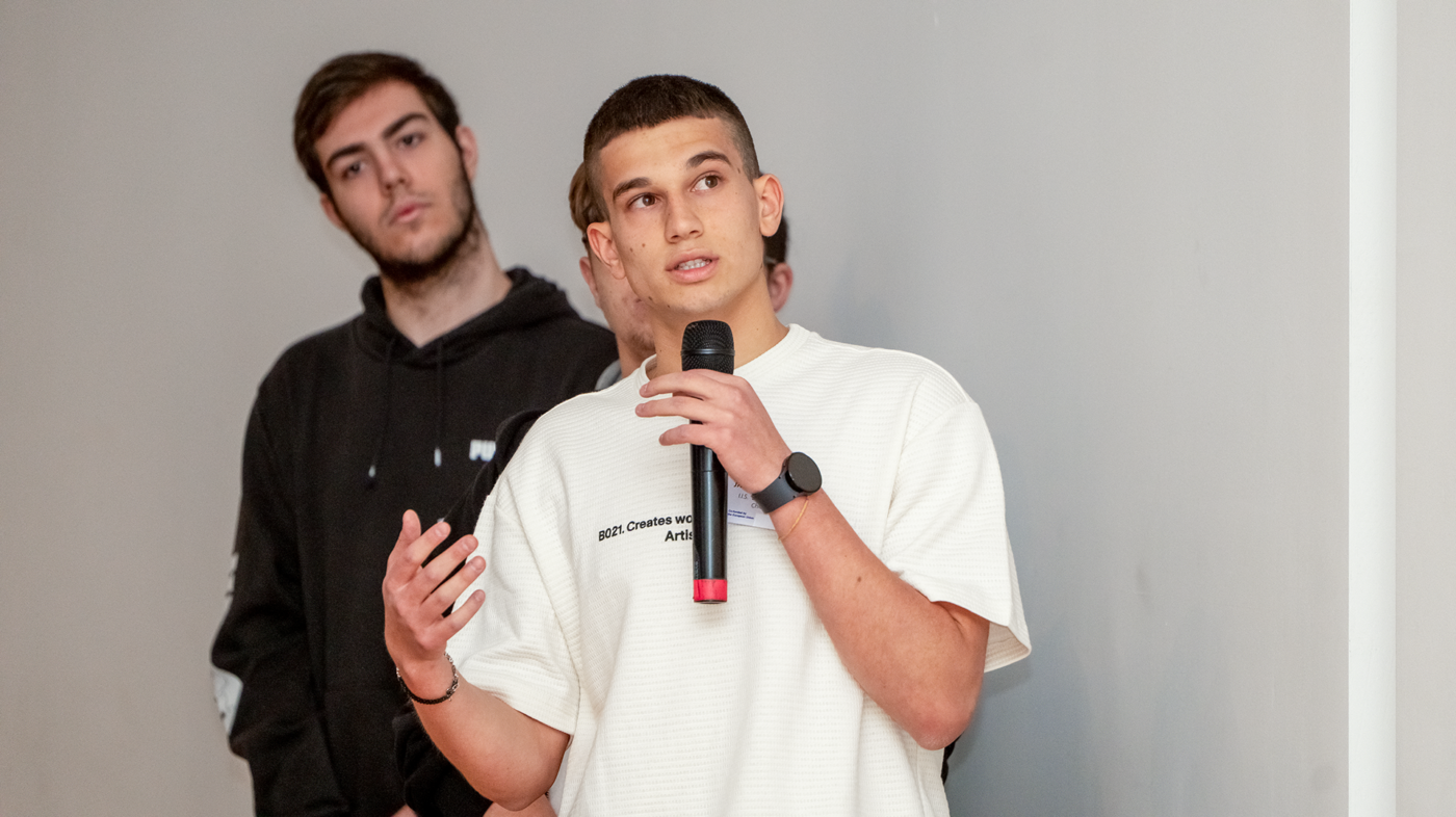 Studente dell’IIS A. Volta di Pescara parla al microfono durante la premiazione finale del progetto Erasmus+ AdoptIDee, il 19 aprile 2024 all’Aurum di Pescara