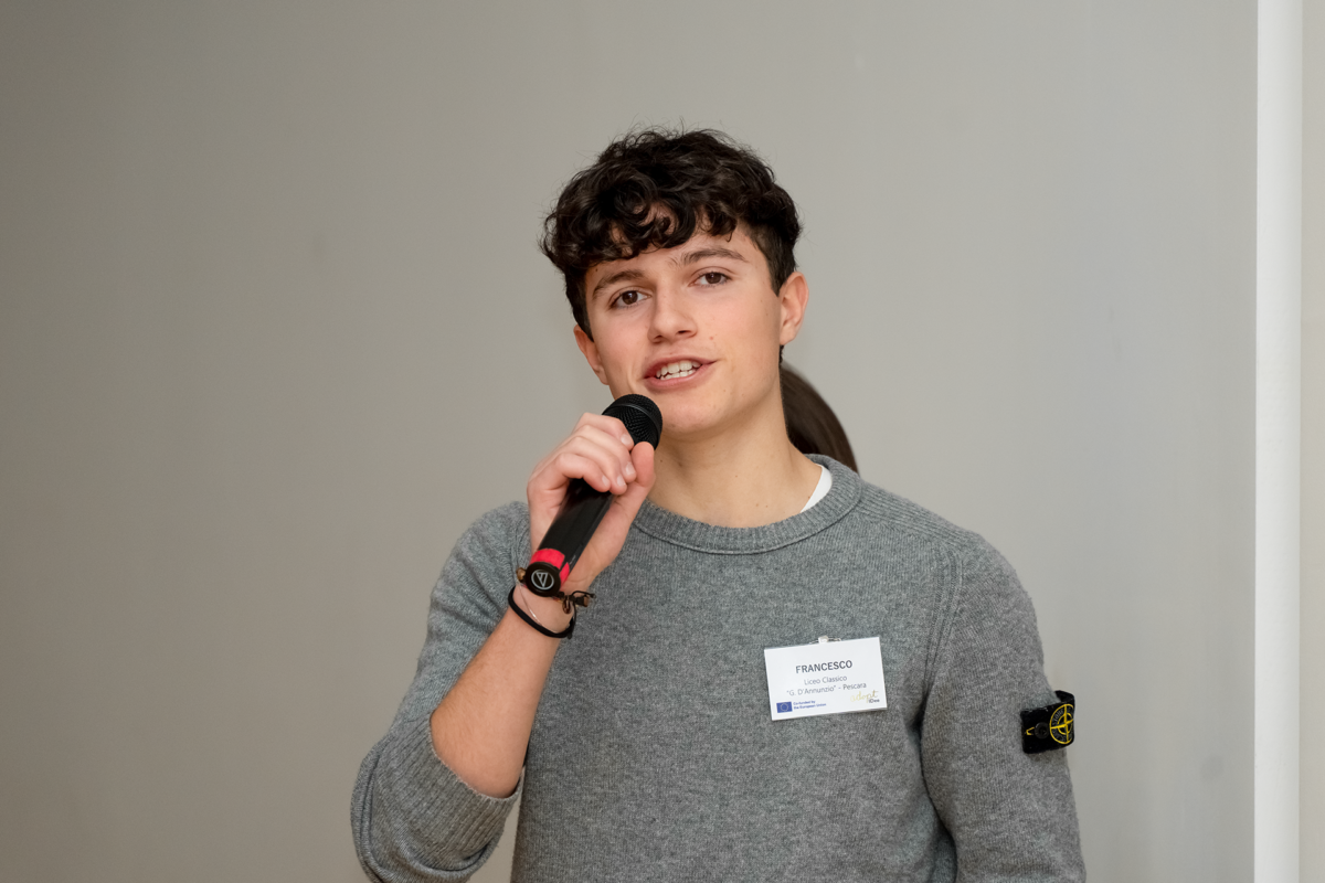 Francesco, studente del liceo classico G. D'Annunzio di Pescara, interviene al microfono durante la premiazione finale del progetto Erasmus+ AdoptIDee, con la partecipazione di Gruppo Xera, il 19 aprile 2024 all’Aurum di Pescara.