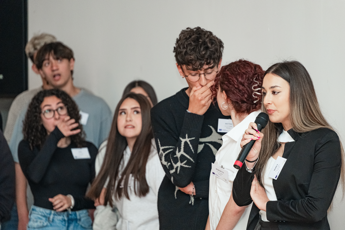 Manila, studentessa dell’IIS A. Volta di Pescara, parla al microfono durante la premiazione finale del progetto Erasmus+ AdoptIDee, con la partecipazione di Gruppo Xera, il 19 aprile 2024 all’Aurum di Pescara.