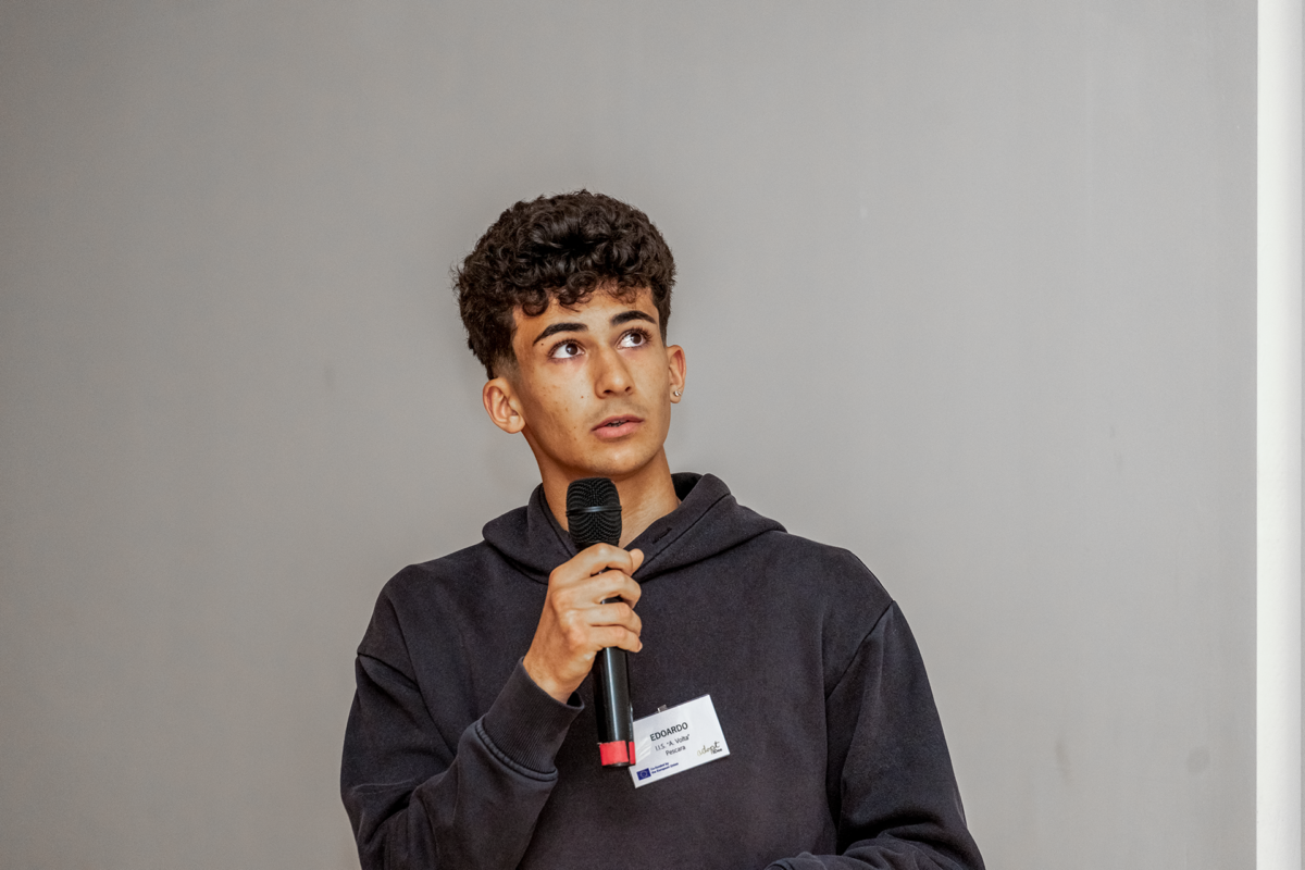Edoardo, studente dell’IIS A. Volta di Pescara, parla al microfono durante la premiazione finale del progetto Erasmus+ AdoptIDee, il 19 aprile 2024 all’Aurum di Pescara