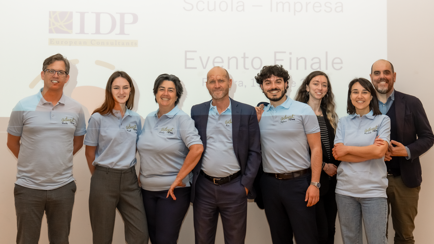 Michela D'Amelio, Project Manager Gruppo Xera, e il team del progetto AdoptIDee, all'evento finale del 19 aprile 2024 all’Aurum di Pescara