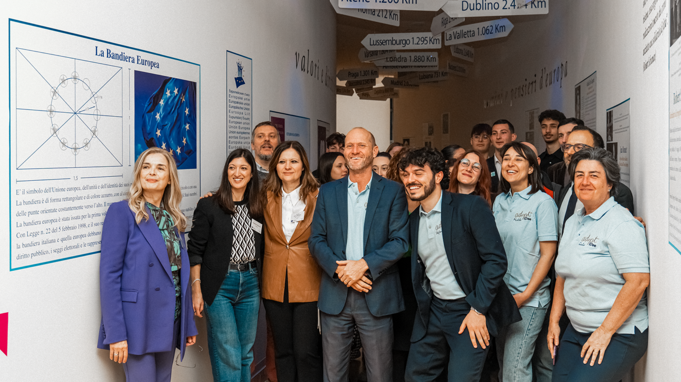 Studenti dell’IIS A. Volta e Michela D'Amelio, Project Manager Gruppo Xera, alla premiazione finale del progetto Erasmus+ AdoptIDee, iniziativa scuola-impresa, il 19 aprile 2024 all’Aurum di Pescara