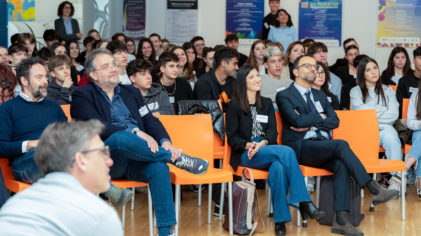 Studenti e membri dell’organizzazione assistono all’evento finale del progetto Erasmus+ AdoptIDee, il 19 aprile 2024 all’Aurum di Pescara