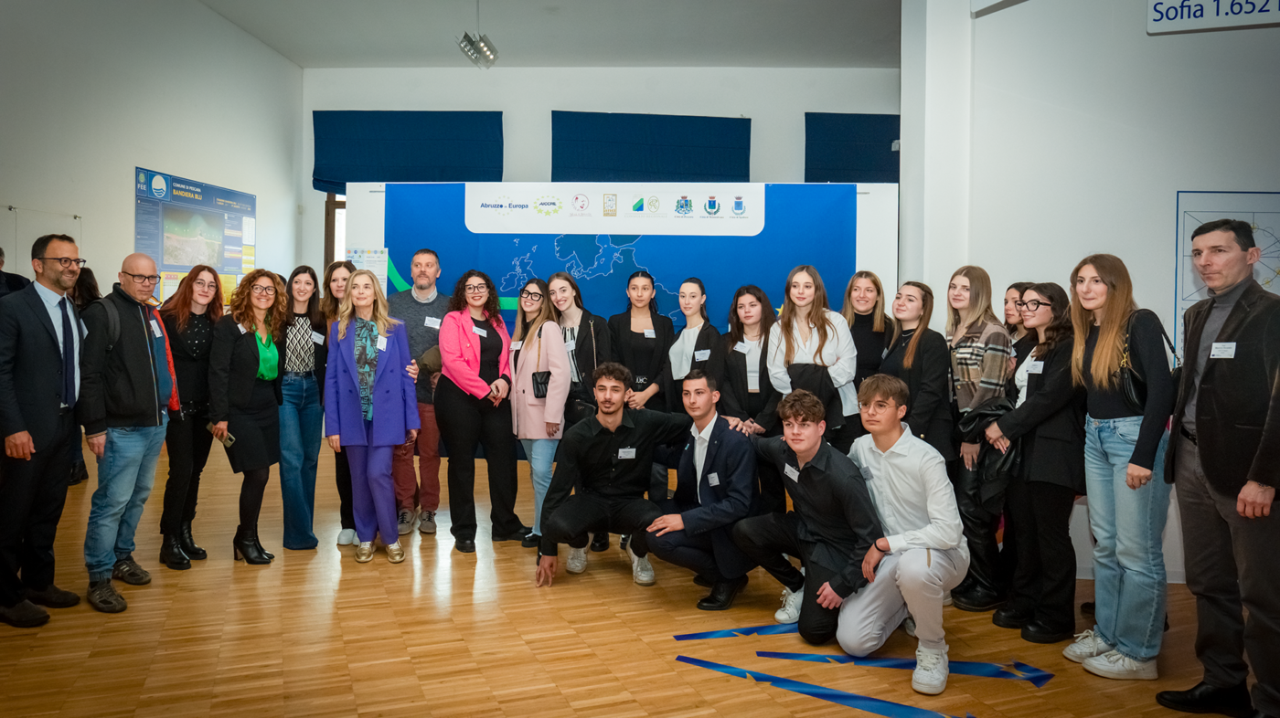 Studenti dell’IIS A. Volta presenti alla premiazione finale del progetto Erasmus+ AdoptIDee il 19 aprile 2024 all’Aurum di Pescara