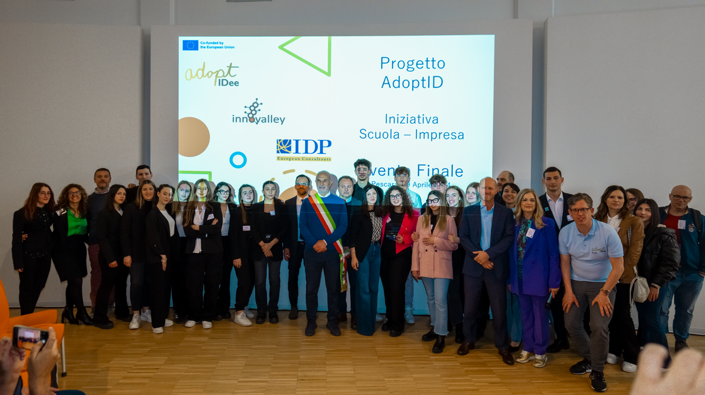 Studenti dell’IIS A. Volta e il sindaco di Pescara Carlo Masci alla premiazione finale del progetto Erasmus+ AdoptIDee, il 19 aprile 2024 all’Aurum di Pescara