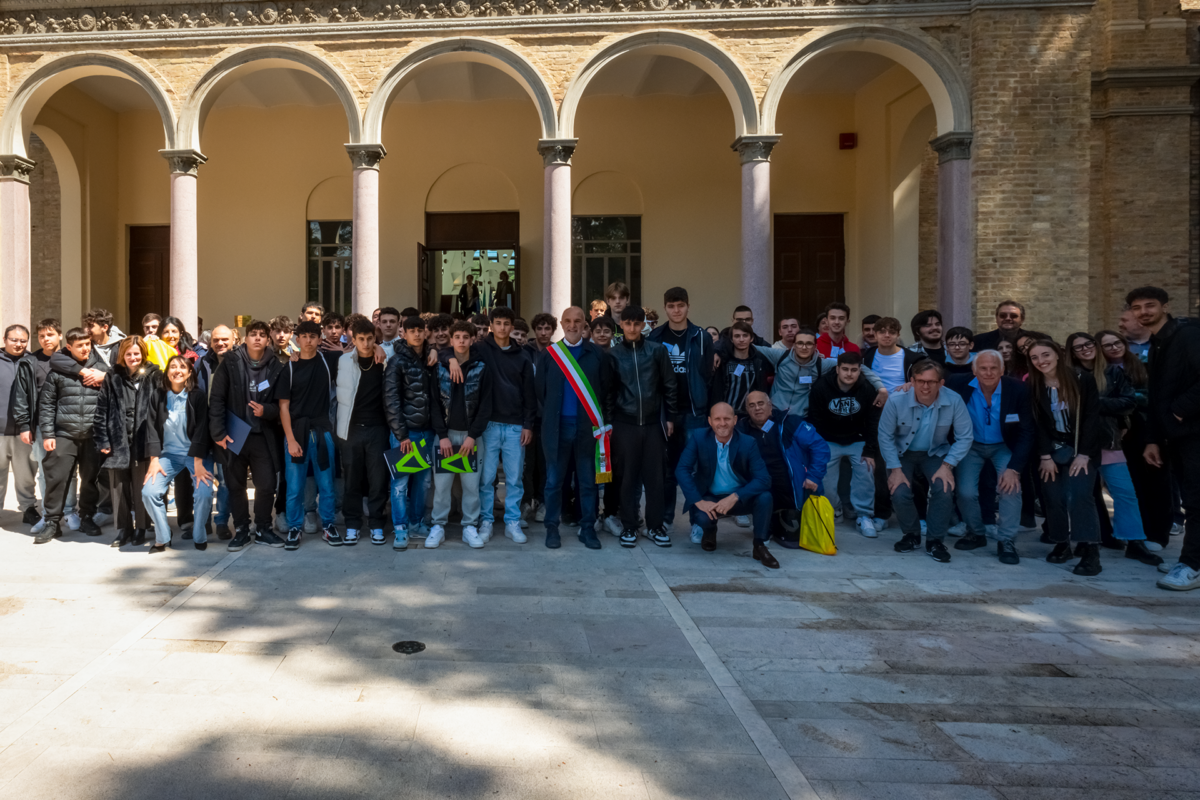 Studenti dell’IIS A. Volta e il sindaco di Pescara Carlo Masci alla premiazione finale del progetto Erasmus+ AdoptIDee, iniziativa scuola-impresa, il 19 aprile 2024 all’Aurum di Pescara