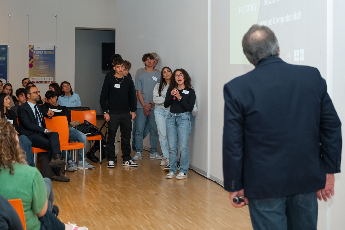 Studenti dell’IIS A. Volta presentano il loro lavoro all'evento finale del progetto Erasmus+ AdoptIDee, il 19 aprile 2024 all’Aurum di Pescara
