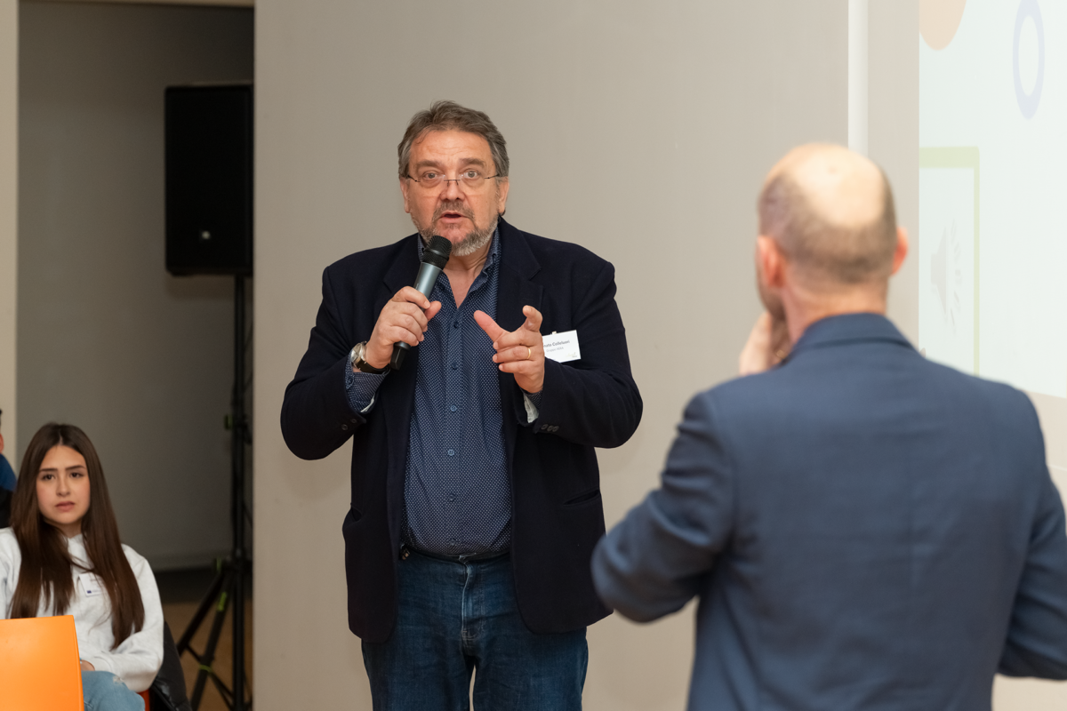 Donato Colleluori, CEO di Gruppo Xera, parla al microfono durante la premiazione finale del progetto Erasmus+ AdoptIDee, il 19 aprile 2024 all’Aurum di Pescara