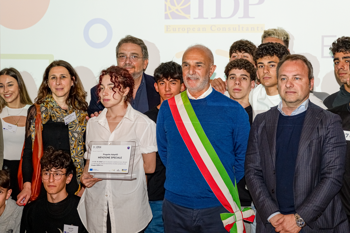 Studenti dell’IIS A. Volta, il sindaco di Pescara Carlo Masci, e Donato Colleluori, CEO di Gruppo Xera, alla premiazione finale del progetto Erasmus+ AdoptIDee, il 19 aprile 2024 all’Aurum di Pescara