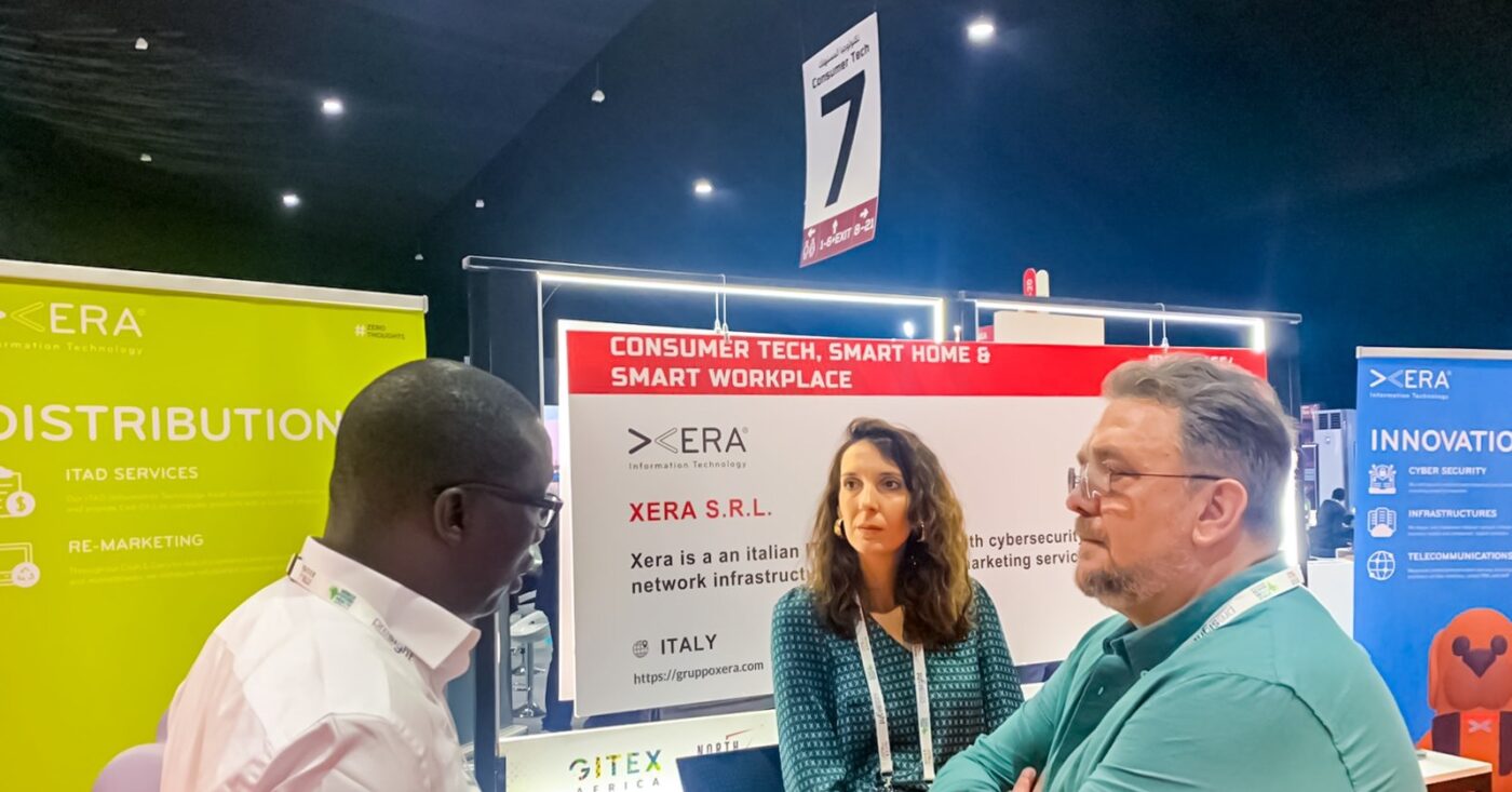 Donato Colleluori, CEO di Gruppo Xera, dialoga con un visitatore marocchino presso lo stand aziendale al GITEX Africa di Marrakech, Marocco