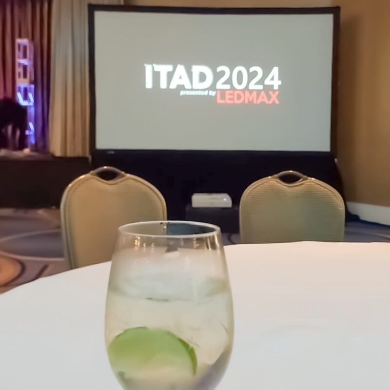Monitor con scritta ITAD Summit 2024, parte dell’allestimento visivo dell’evento
