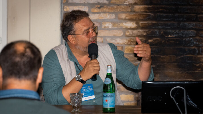 Donato Colleluori, CEO di Gruppo Xera, parla al microfono durante il convegno all’evento sulla Direttiva NIS2 a La Casa del Gelso, Città Sant’Angelo (PE)