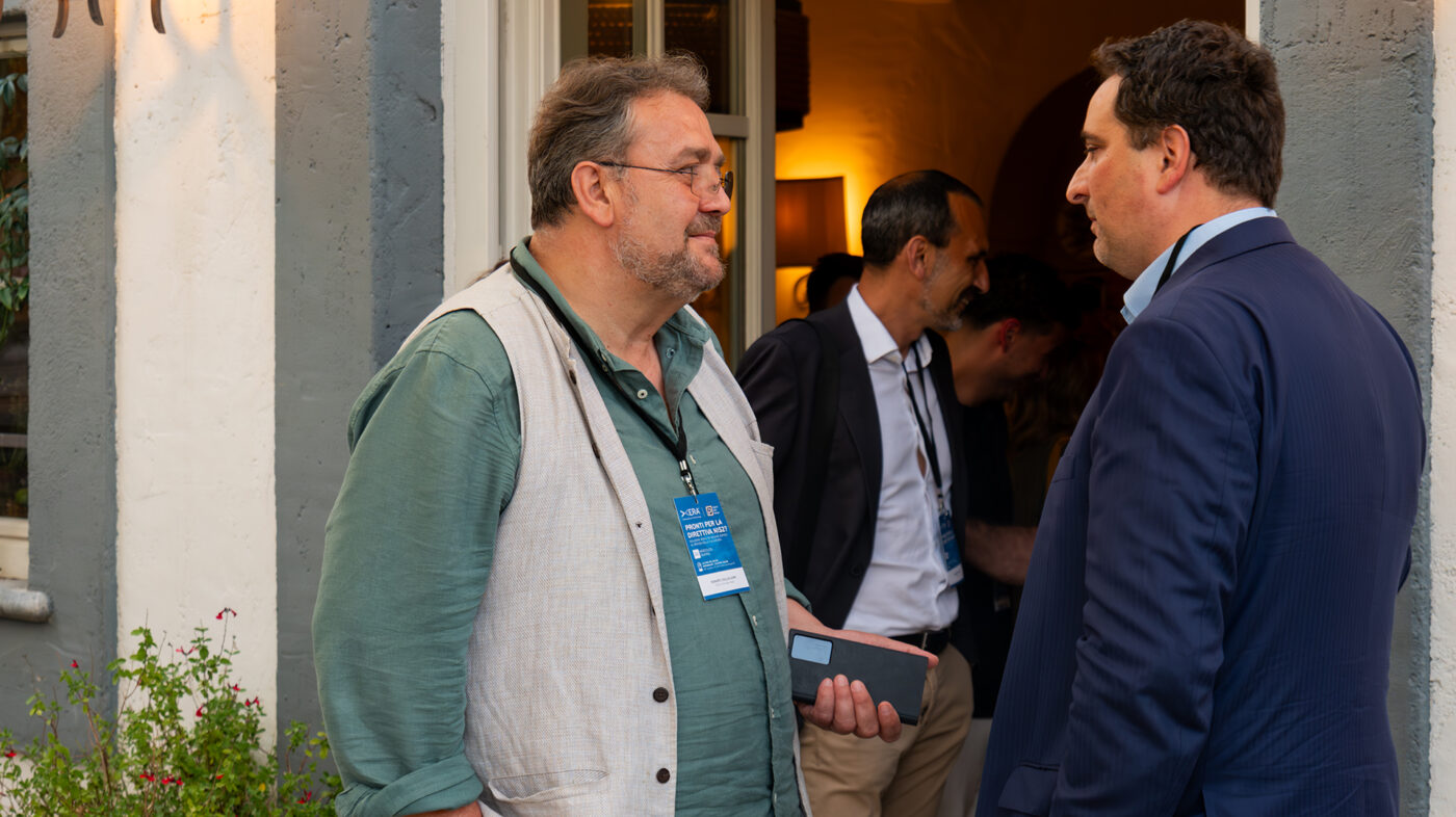 CEO di Gruppo Xera, Donato Collleluori, saluta gli invitati all’evento sulla Direttiva NIS2 a La Casa del Gelso, Città Sant’Angelo (PE)
