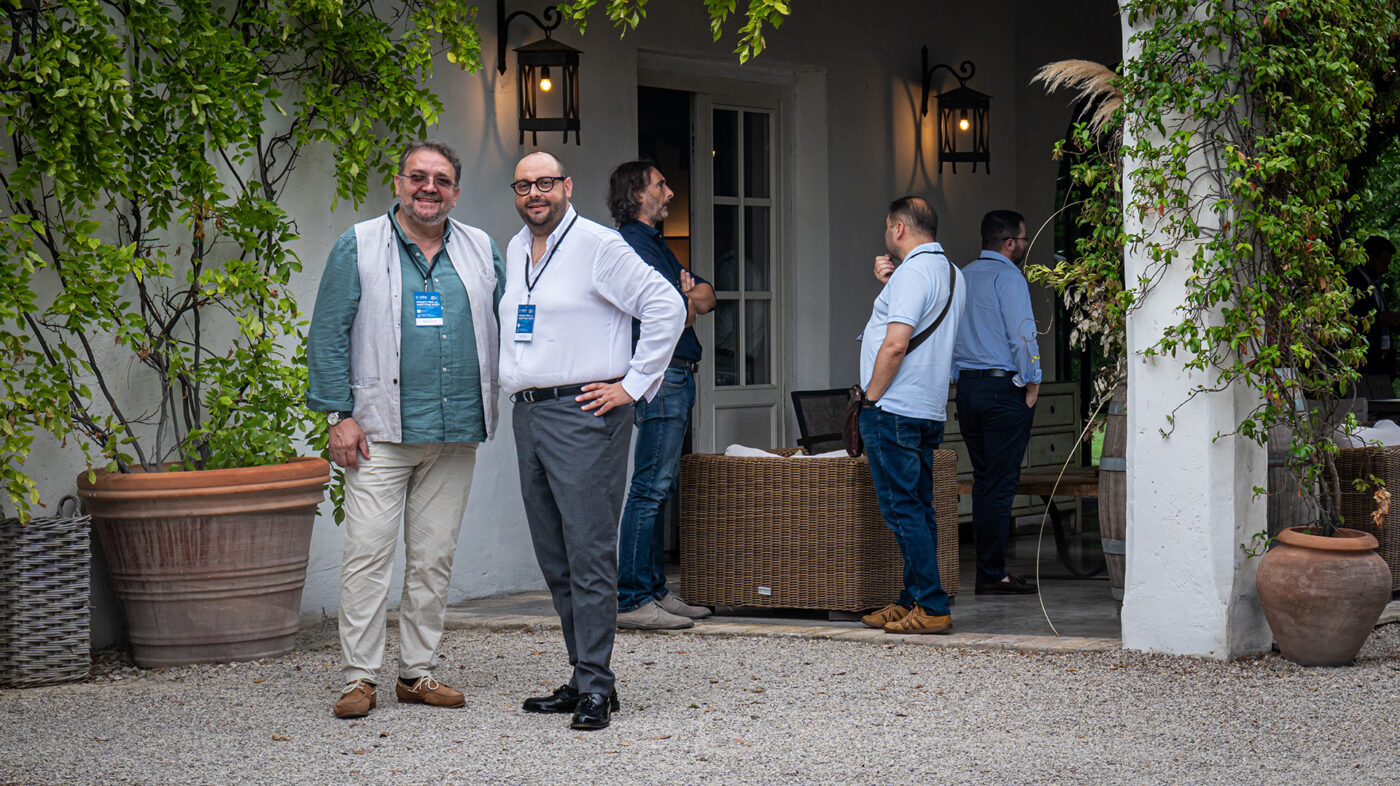 Donato Colleluori, CEO Gruppo Xera, e Andrea Cipriani, Head of Sales Xera, fotografati all’evento sulla Direttiva NIS2 a La Casa del Gelso, Città Sant’Angelo (PE)