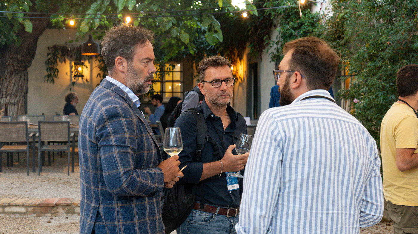Invitati all’evento sulla Direttiva NIS2, organizzato da Gruppo Xera e Sophos Italia, sorseggiano vino e chiacchierano all’esterno de La Casa del Gelso, Città Sant’Angelo (PE)