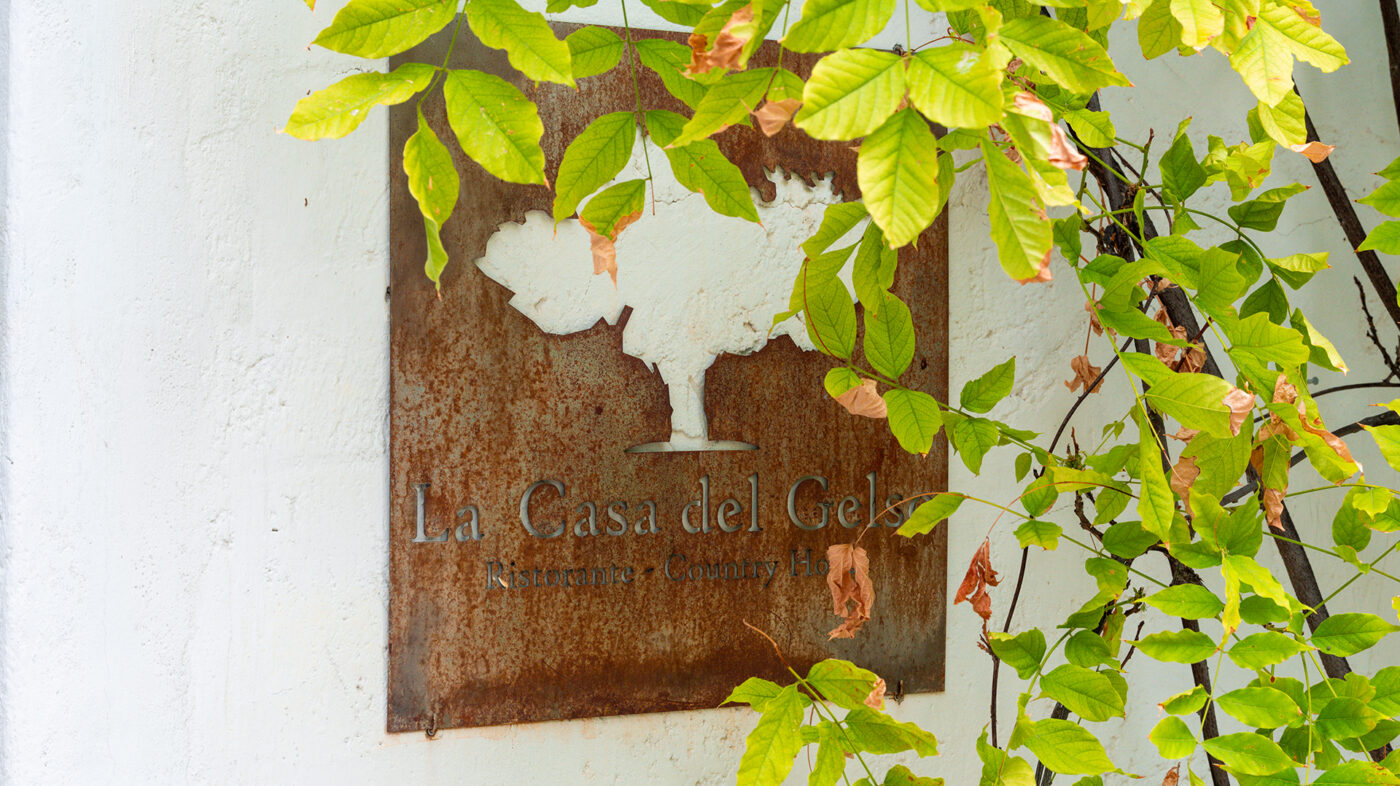 Locandina d’ingresso de La Casa del Gelso a Città Sant’Angelo (PE), location dell’evento del 26 giugno 2024 sulla Direttiva NIS2, organizzato da Gruppo Xera e Sophos Italia