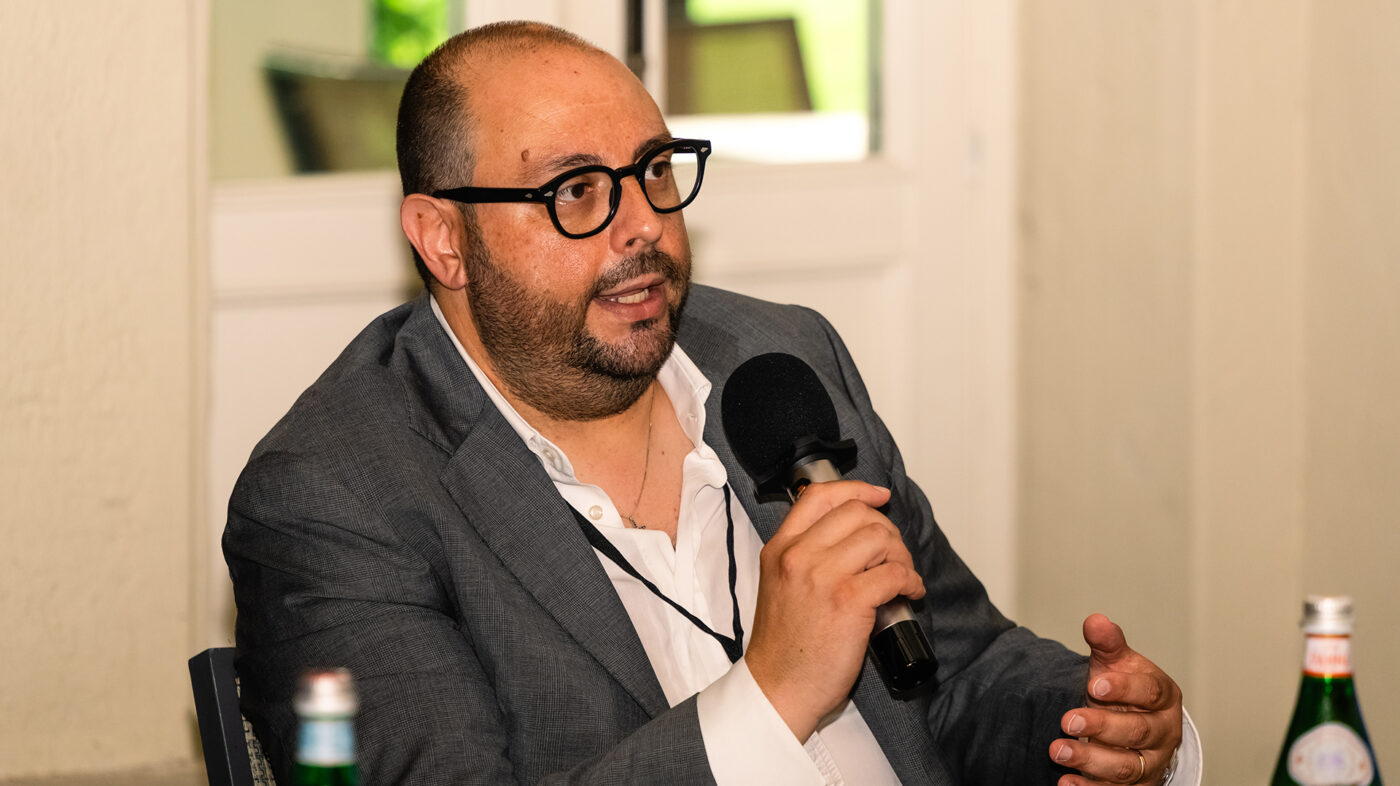 Andrea Cipriani, Head of Sales di Gruppo Xera, parla al microfono durante il convegno all’evento sulla Direttiva NIS2 a La Casa del Gelso, Città Sant’Angelo (PE)