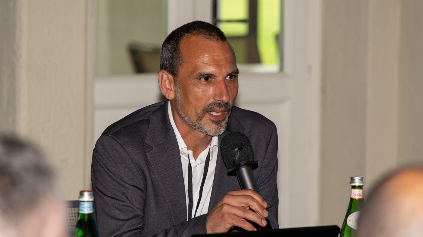 Manuel Franz, Chief Technology Officer di Gruppo Xera, parla al microfono durante il convegno all’evento sulla Direttiva NIS2 a La Casa del Gelso, Città Sant’Angelo (PE)