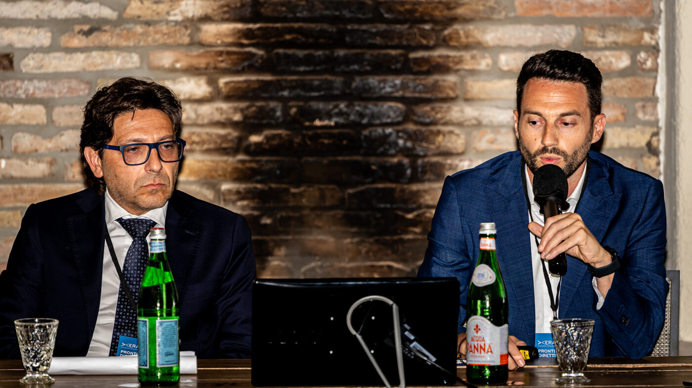Gabriele Nardi, Information Security Advisor di Gruppo Xera, parla al microfono all’evento sulla Direttiva NIS2 a La Casa del Gelso, Città Sant’Angelo (PE), durante il convegno con gli invitati