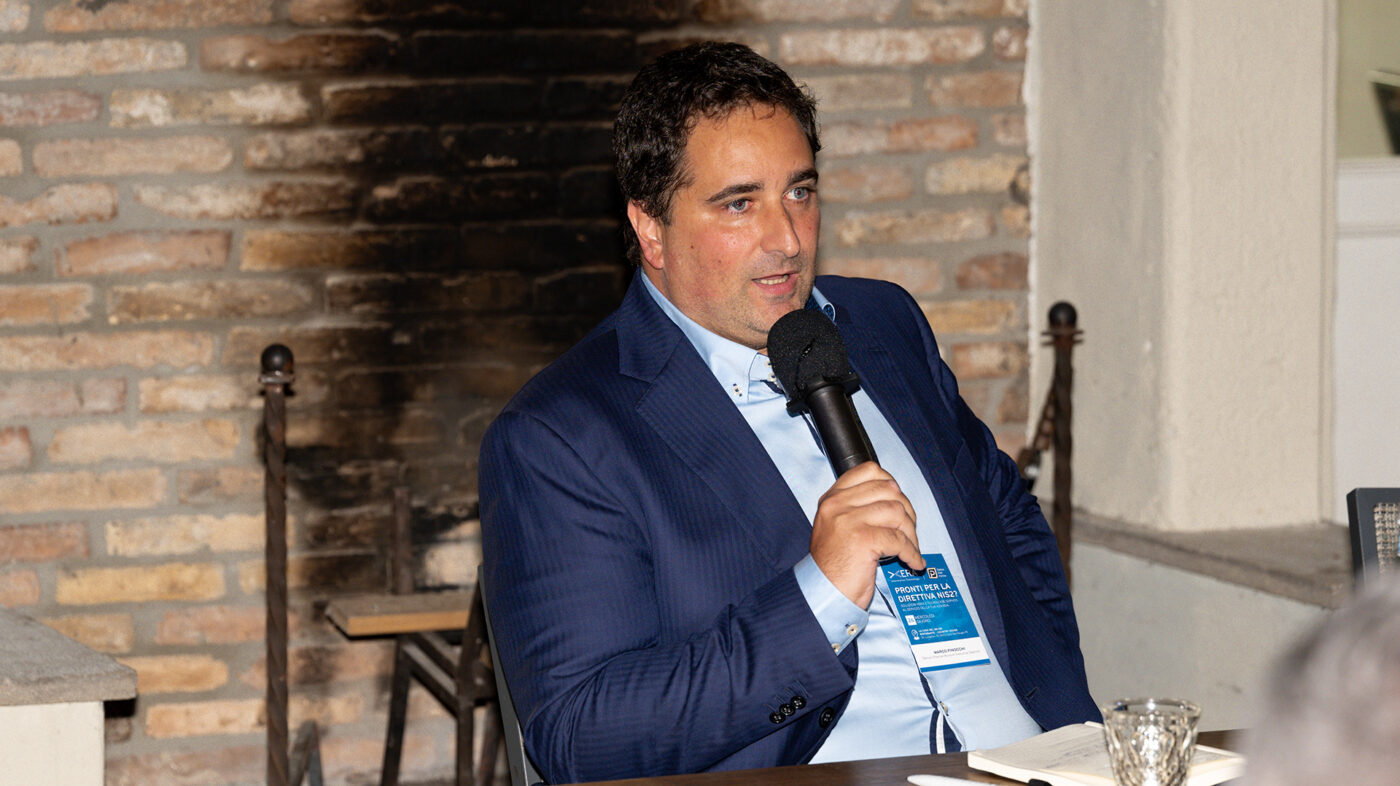 Marco Finocchi, Senior Channel Account Executive Sophos, parla al microfono durante l’evento sulla Direttiva NIS2 a La Casa del Gelso, Città Sant’Angelo (PE)