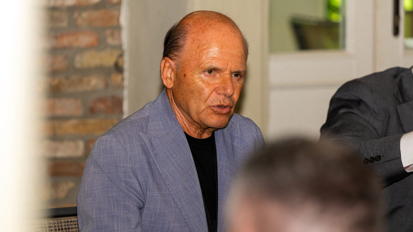 Ercole Cauti, Direttore Match 4.0, parla con gli invitati all’evento sulla Direttiva NIS2 a La Casa del Gelso, Città Sant’Angelo (PE)