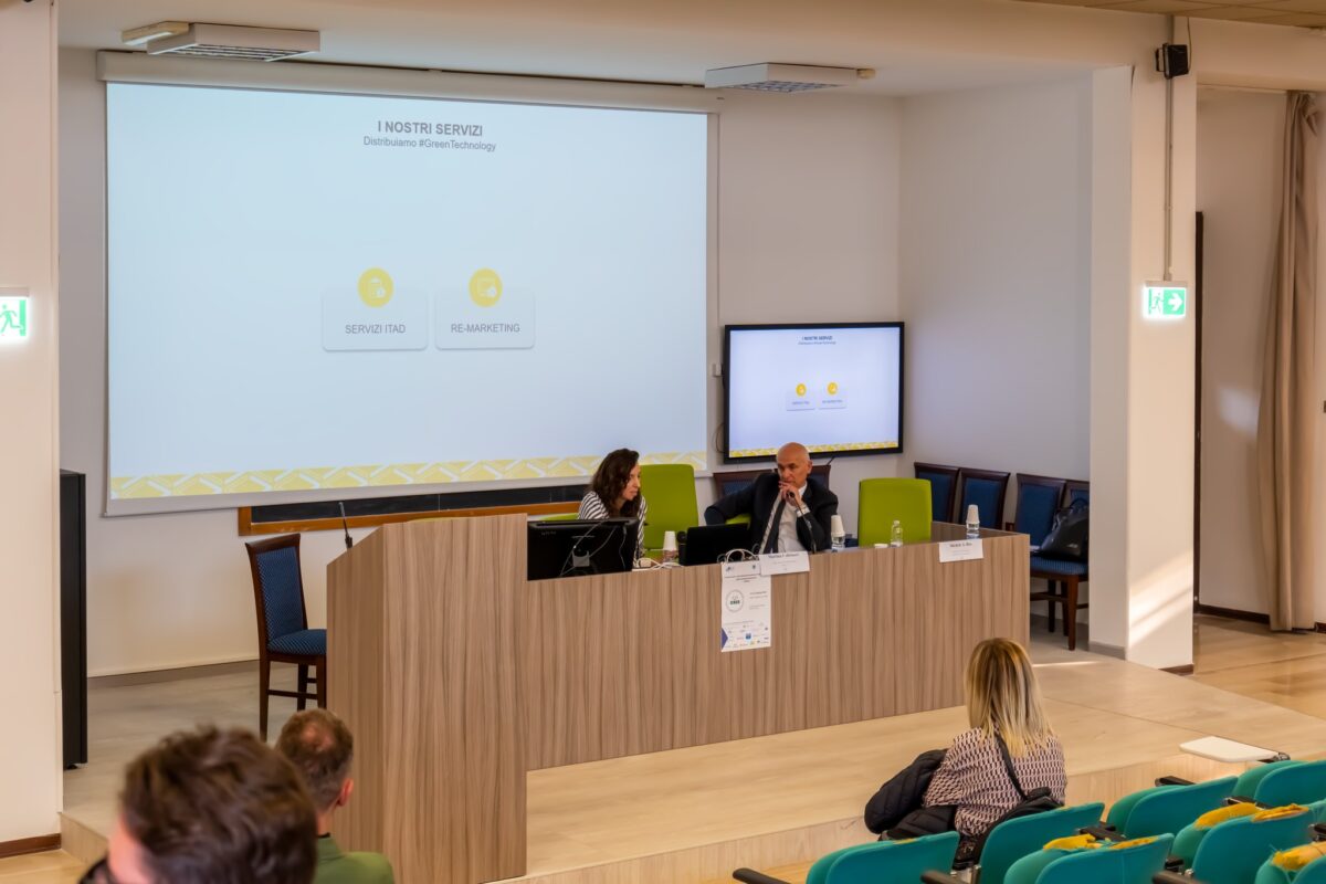 Martina Colleluori, Export Manager di Gruppo Xera, e Prof. Michele Rea, responsabile dell'Osservatorio, presiedono all'evento di presentazione di ORSA - Osservatorio sulla Rendicontazione di Sostenibilità delle Aziende Abruzzesi all'università "G. D'Annunzio" di Pescara.