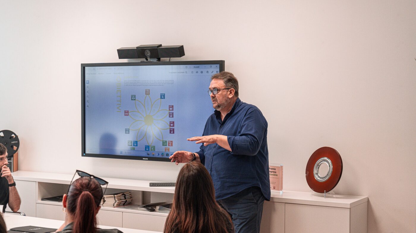 Donato Colleluori, CEO di Gruppo Xera, illustra il progetto WEEKO a studenti dell’Università ‘G. d’Annunzio’ di Chieti-Pescara durante una visita aziendale