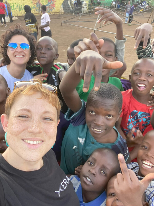 Fausta Ciammaricone, Project Manager Gruppo Xera, fa un selfie con i bambini del Kenya