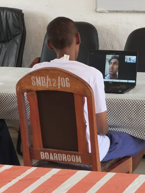 Bambino del Kenya utilizza il pc ricondizionato di Gruppo Xera