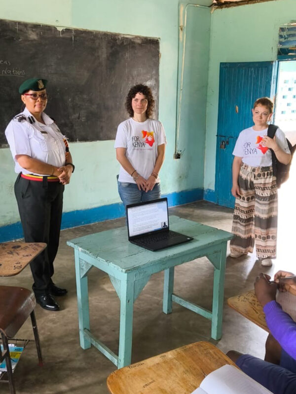 Luna Lamona, presidentessa dell'associazione "for Kenya", e Fausta Ciammaricone, Project Manager di Gruppo Xera, insieme ad un'ufficiale locale