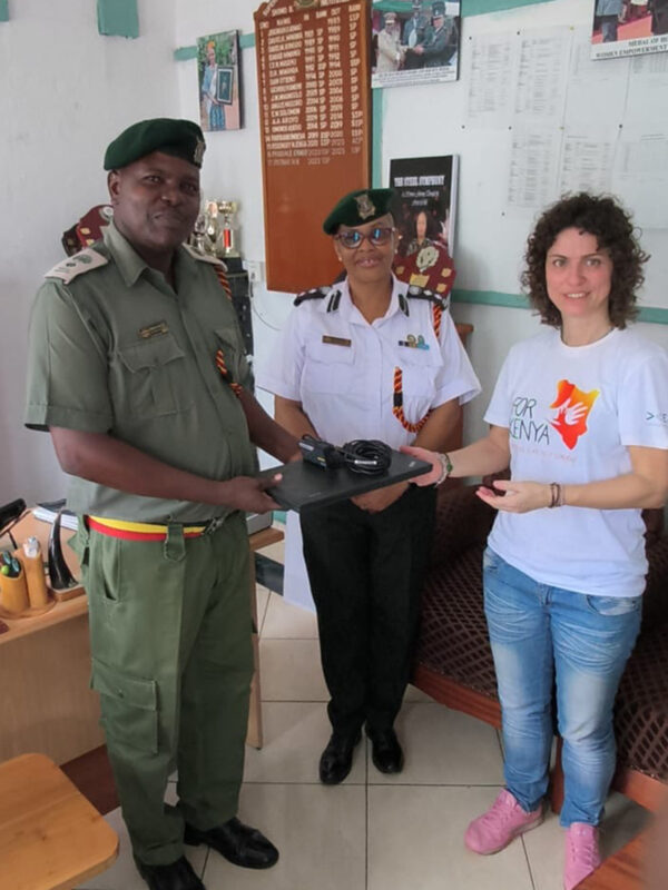 Luna Lamona, presidentessa dell'associazione "for Kenya", posa per una foto insieme a due ufficiali del Kenya