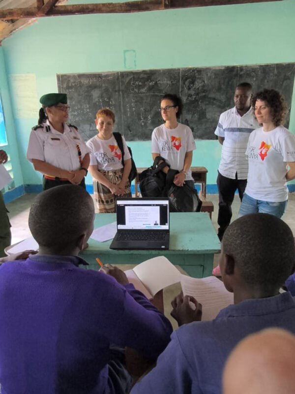 Fausta Ciammaricone, Project Manager di Gruppo Xera, e le due colleghe del progetto "Xera for Kenya", incontrano i bambini a scuola