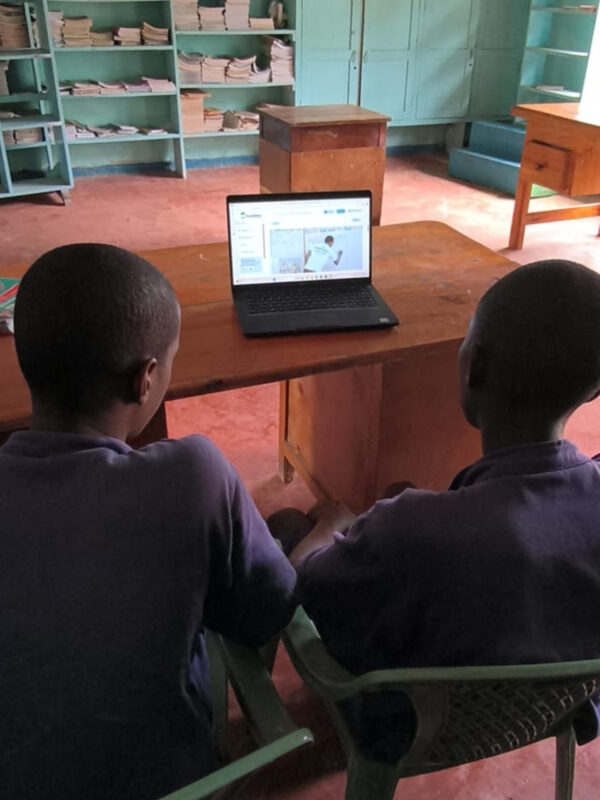 Due bambini del Kenya utilizzano un computer ricondizionato di Gruppo Xera