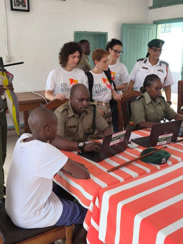 Fausta Ciammaricone, Project Manager Gruppo Xera, insieme alle due colleghe del progetto "Xera for Kenya", in un incontro con i delegati locali