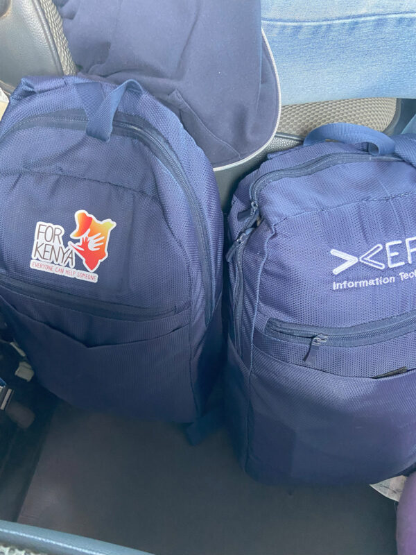 Due zaini blu personalizzati per il progetto 'Xera for Kenya '