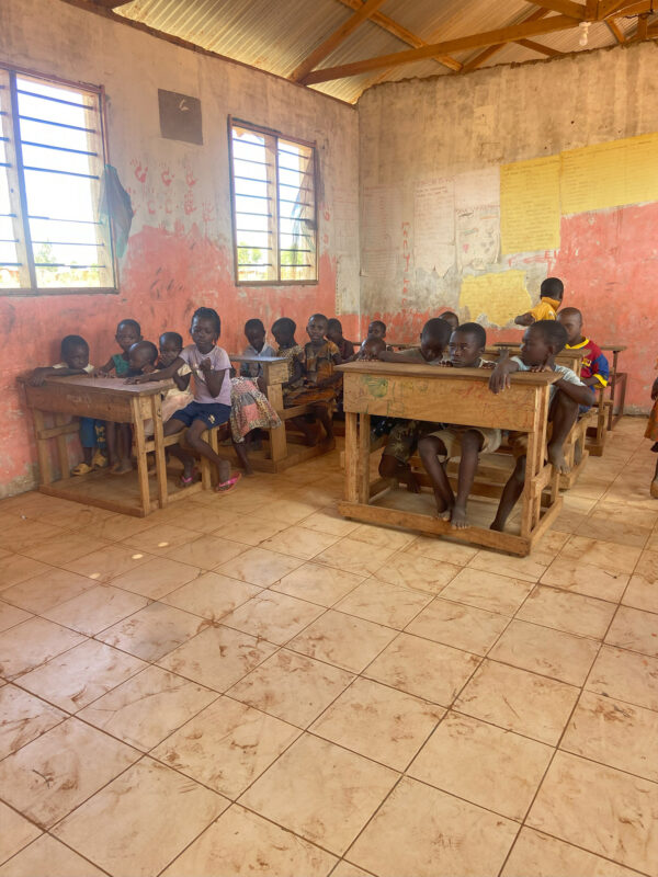 Bambini del Kenya seduti nei banchi di scuola